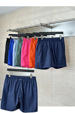 ルイヴィトンコピー 全面にプリントされたクラシックなエンボスパターンのビーチショーツ