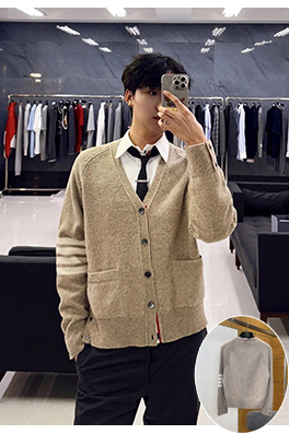 トムブラウンスーパーコピー 4本ストライプのVネックボタンダウンカーディガン