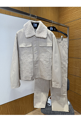ルイヴィトン ポケットエンボスのジャケットとストレートレッグのパンツのスーツ