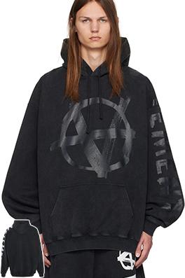 ヴェトモン VETEMENTS 胸と袖にロゴがプリントされたフード付きスウェットシャツ