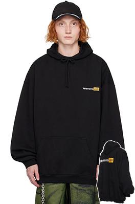 ヴェトモン VETEMENTS フロントとバックにウォッシュをしたレタープリントのフード付きスウェットシャツ