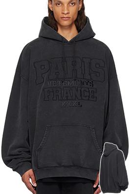 ヴェトモン VETEMENTS 胸に刺繍の文字がったウォッシュのフード付きスウェットシャツ