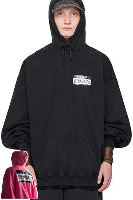 ヴェトモン VETEMENTS フロントとバックにレタリングがったウォッシュのフード付きスウェットシャツ