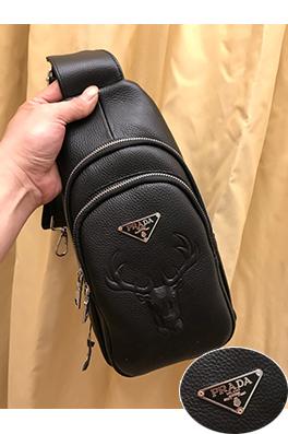 プラダ クラシックなメンズチェストバッグ