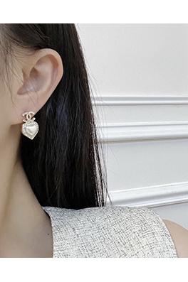 シャネル レディースホワイトハート型樹脂ダブルCイヤリング