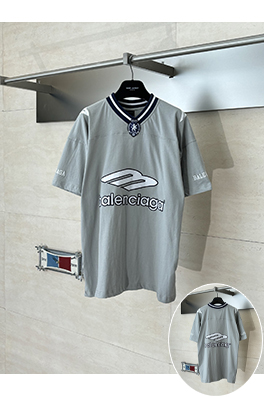 バレンシアガ Balenciaga FOOTBALL マンチェスターユナイテッドとの共同ブランドVネック半袖ジャージTシャツ