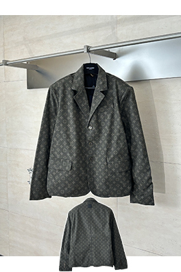 ルイヴィトンスーパーコピー モノグラム入りのインド軍グリーンのスーツジャケット