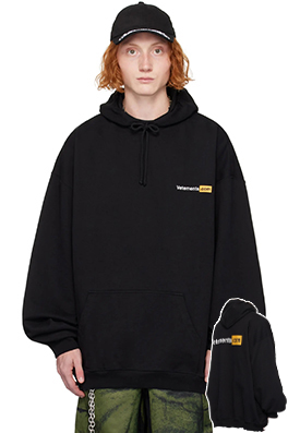ヴェトモン VETEMENTS フロントとバックにウォッシュをしたレタープリントのフード付きスウェットシャツ