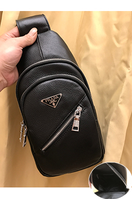 プラダ 新しいメンズチェストバッグ