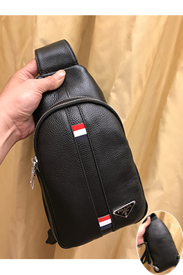 プラダコピー ツートンカラーのメンズチェストバッグ