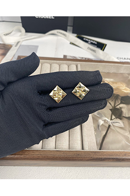 シャネルコピー レディースダイヤモンド型のダブルCスクエアレトロイヤリング