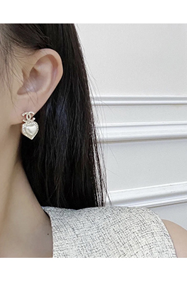 シャネル レディースホワイトハート型樹脂ダブルCイヤリング