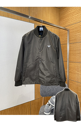 プラダ メタルトライアングルロゴボタンジャケット