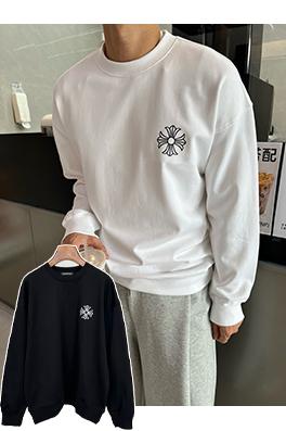 クロムハーツブランドスーパーコピー 胸元に目をくロゴプリントが入ったクルーネックスウェットシャツ