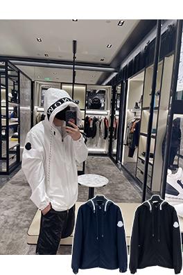 モンクレール 大きなロゴが入ったフード付きジャケット