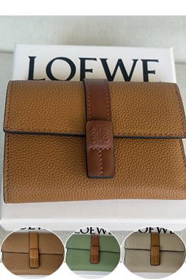 ロエベ 柔らかいグレインカーフスキンをした小ぶりなストレートウォレット