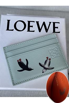 ロエベ ペンギンをモチーフにしたフラットカードホルダーのコラボレーションシリーズ