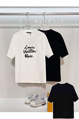 ルイヴィトンブランドスーパーコピー 胸に立体刺繍のスローガンロゴが入った半袖Tシャツ