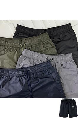 モンクレール バックポケットにマイクロラベルが付いたショートパンツ