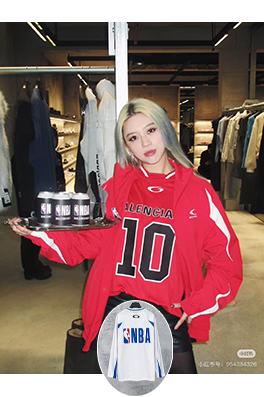 バレンシアガ BALENCIAGA NBA とのコラボレーションによるカラーブロックデザインの長袖シャツ