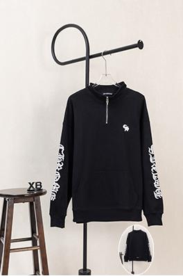 クロムハーツコピー 胸に小さなロゴ袖にサンスクリット語の文字が入ったハーフジップのスウェットシャツ