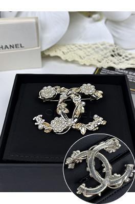 シャネルブランドコピー つる葉真珠花マーキーズカットダブルCブローチ