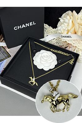 シャネルブランドスーパーコピー 乗馬のエナメルネックレス