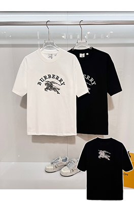 バーバリー BURBERRY フロントとバックに馬のロゴが刺繍された半袖Tシャツ