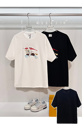 バーバリーブランドコピー 胸元にカラーブロックの軍馬刺繍のマザーロゴが入った半袖Tシャツ