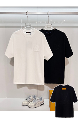 ルイヴィトン フロントとバックにモノグラム柄をあしらった刺繍ロゴレタリング半袖Tシャツ