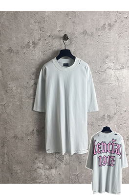 バレンシアガ Balenciaga 背中に1917のデザインが入ったピンクのグラフィティプリントの半袖Tシャツ