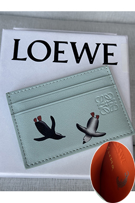 ロエベ ペンギンをモチーフにしたフラットカードホルダーのコラボレーションシリーズ