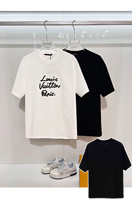 ルイヴィトンブランドスーパーコピー 胸に立体刺繍のスローガンロゴが入った半袖Tシャツ
