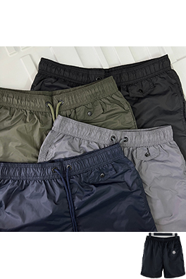 モンクレール バックポケットにマイクロラベルが付いたショートパンツ