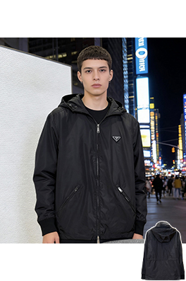 プラダ エナメルの三角形ロゴ入りフード付き防風ジャケット