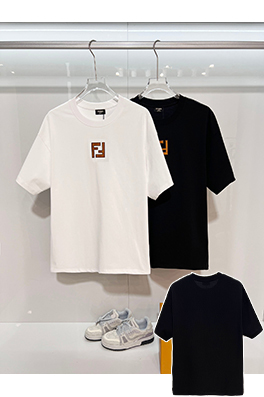 フェンディ 胸元にはダブルFの刺繍ロゴ入りクラシックでシンプルな半袖Tシャツ