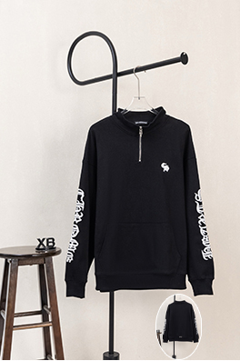 クロムハーツコピー 胸に小さなロゴ袖にサンスクリット語の文字が入ったハーフジップのスウェットシャツ