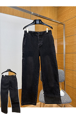 プラダブランドコピー ダメージをした黒のストレートレッグジーンズ