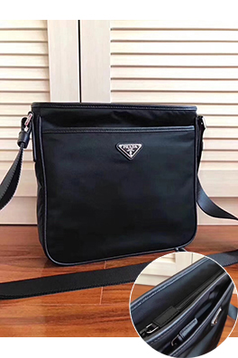 プラダ ナイロン製クロスボディバッグ