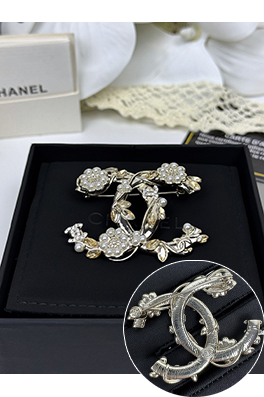 シャネルブランドコピー つる葉真珠花マーキーズカットダブルCブローチ
