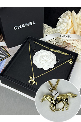 シャネルブランドスーパーコピー 乗馬のエナメルネックレス