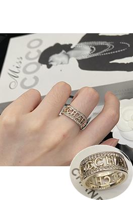 シャネルスーパーコピー 透かし彫りの文字リング