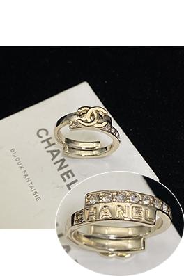 シャネルスーパーコピー 片面にダイヤモンドもう片面は滑らかなデザインのレディースダブルCリング