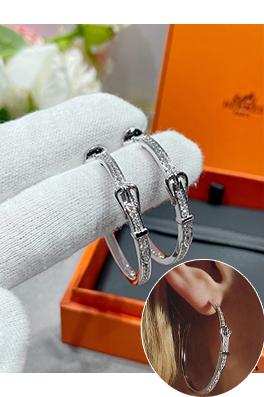 エルメス レディースベルトのバックルをイメージしたフルダイヤモンドのイヤリング