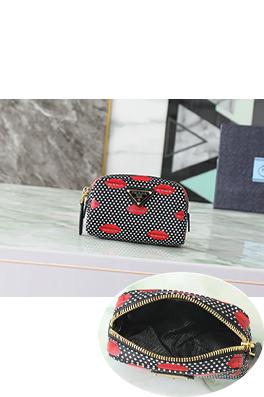 プラダ 洗練レディースされたラインと象徴なエナメルのコスメティックバッグ