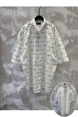 バレンシアガ 大きなアウトラインの弾文字プリントの半袖シャツ