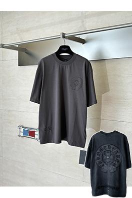 クロムハーツ アップリケ刺繍の蹄鉄ロゴ入り濃いグレーの半袖Tシャツ