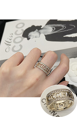 シャネルスーパーコピー 透かし彫りの文字リング