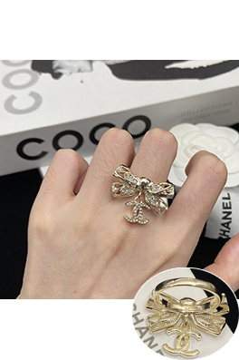 シャネルコピー 弓形のレディースダイヤモンドリング