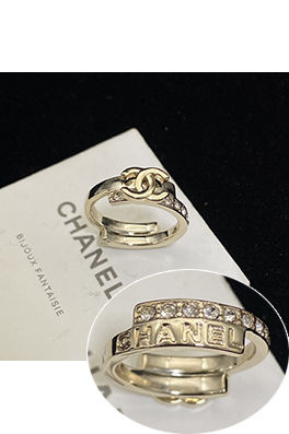 シャネルスーパーコピー 片面にダイヤモンドもう片面は滑らかなデザインのレディースダブルCリング
